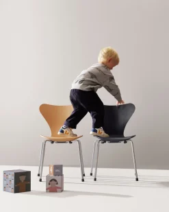 3177 Barnestol, Serie 7 af Arne Jacobsen<Fritz Hansen