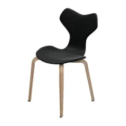 4130 Grand Prix med træben af Arne Jacobsen<Fritz Hansen New