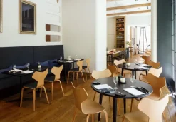 4130 Grand Prix med træben af Arne Jacobsen<Fritz Hansen New