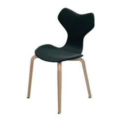 4130 Grand Prix med træben af Arne Jacobsen<Fritz Hansen New