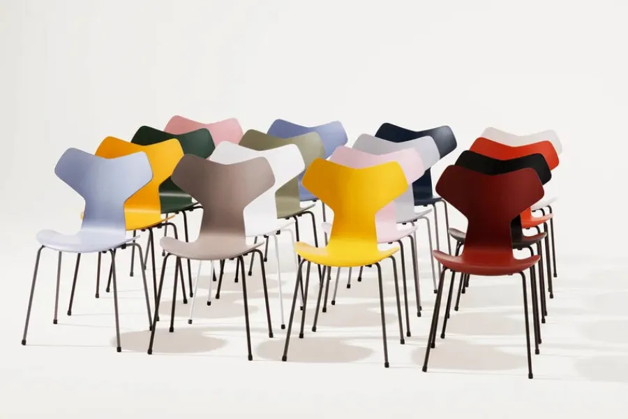 3130 Grand Prix stol i farvet ask af Arne Jacobsen<Fritz Hansen Online