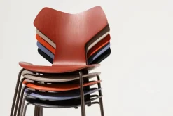 3130 Grand Prix stol i farvet ask af Arne Jacobsen<Fritz Hansen Online