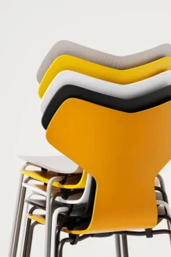 3130 Grand Prix stol lakeret af Arne Jacobsen<Fritz Hansen Hot