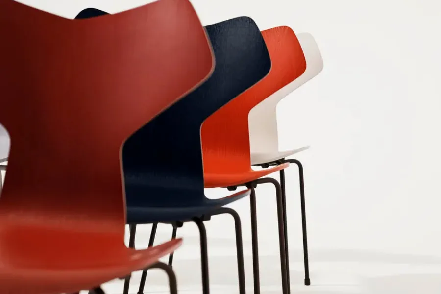 3130 Grand Prix stol lakeret af Arne Jacobsen<Fritz Hansen Hot