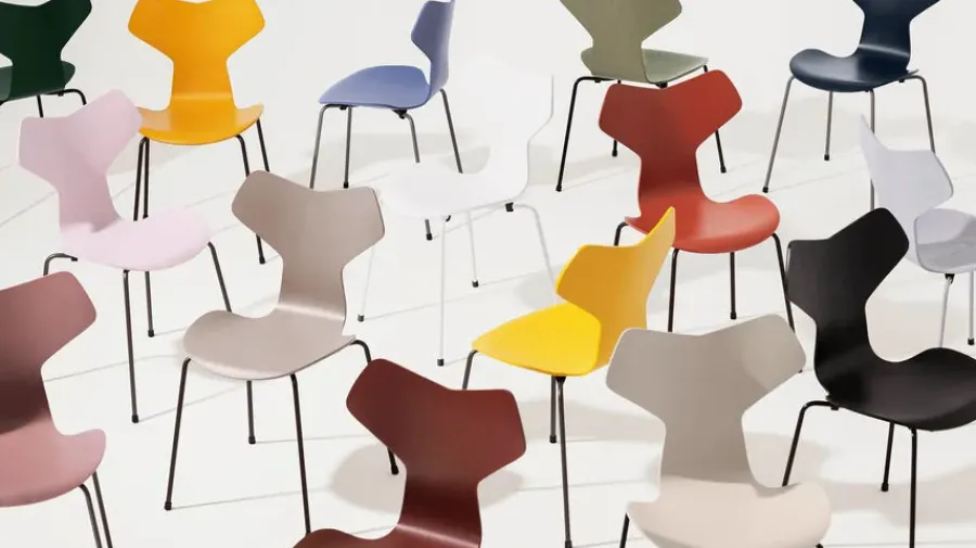 3130 Grand Prix stol lakeret af Arne Jacobsen<Fritz Hansen Hot