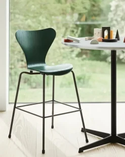 3177 Junior Højstol, farvet ask af Arne Jacobsen<Fritz Hansen Online