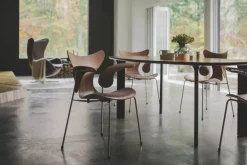 3208 Liljen armstol i valnød af Arne Jacobsen<Fritz Hansen Hot