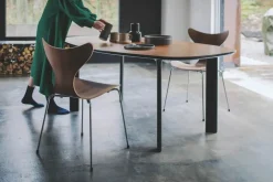 3108 Liljen stol i valnød af Arne Jacobsen<Fritz Hansen New