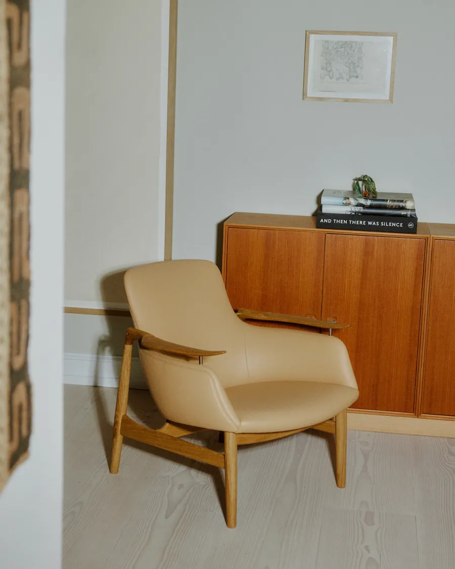 53 Lænestol, valnød af Finn Juhl<House of Finn Juhl New