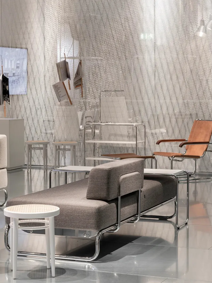 214 RH Skammel, sort fra<Thonet Online