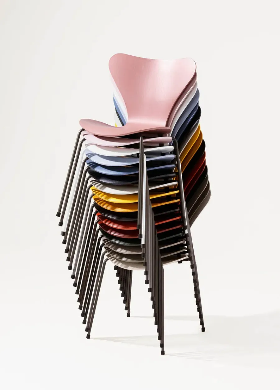 3107 Serie 7 stol i farvet ask af Arne Jacobsen<Fritz Hansen Sale