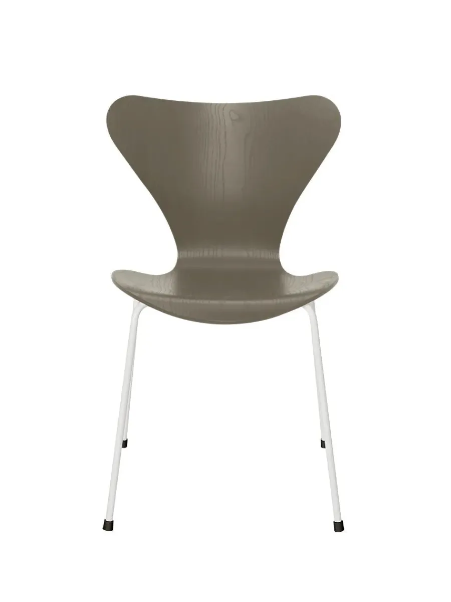 3107 Serie 7 stol i farvet ask af Arne Jacobsen<Fritz Hansen Sale