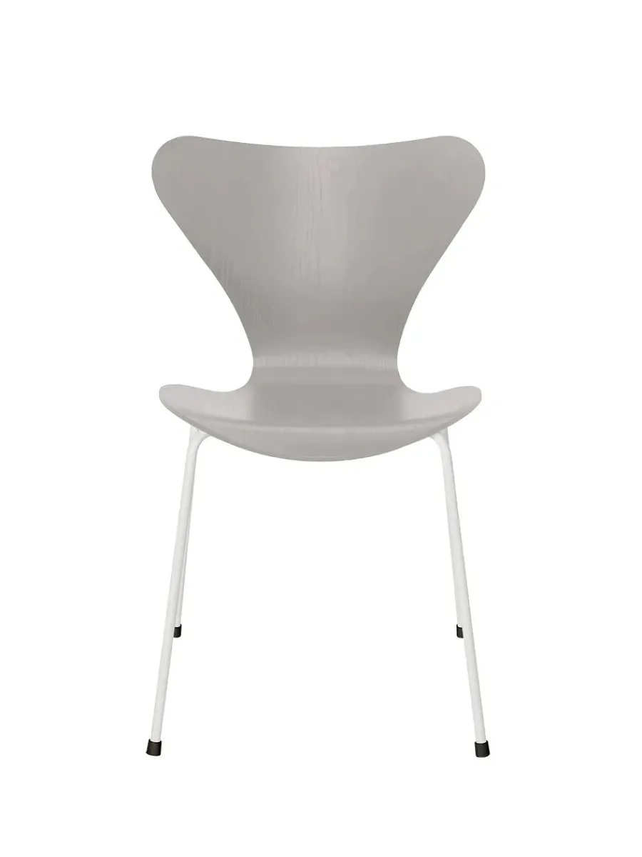 3107 Serie 7 stol i farvet ask af Arne Jacobsen<Fritz Hansen Sale