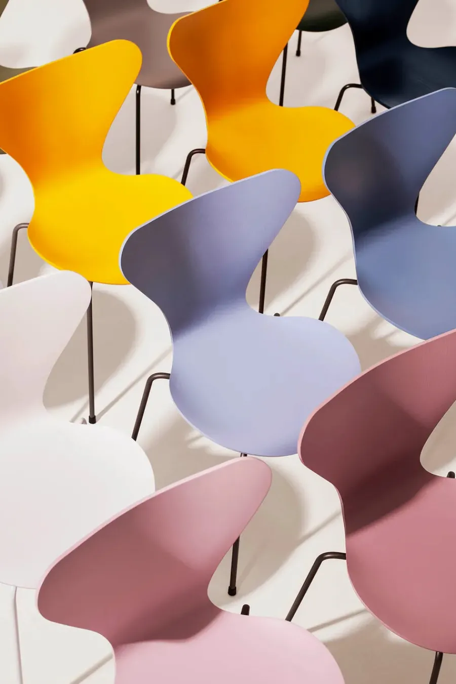 3107 Serie 7 stol lakeret af Arne Jacobsen<Fritz Hansen Online