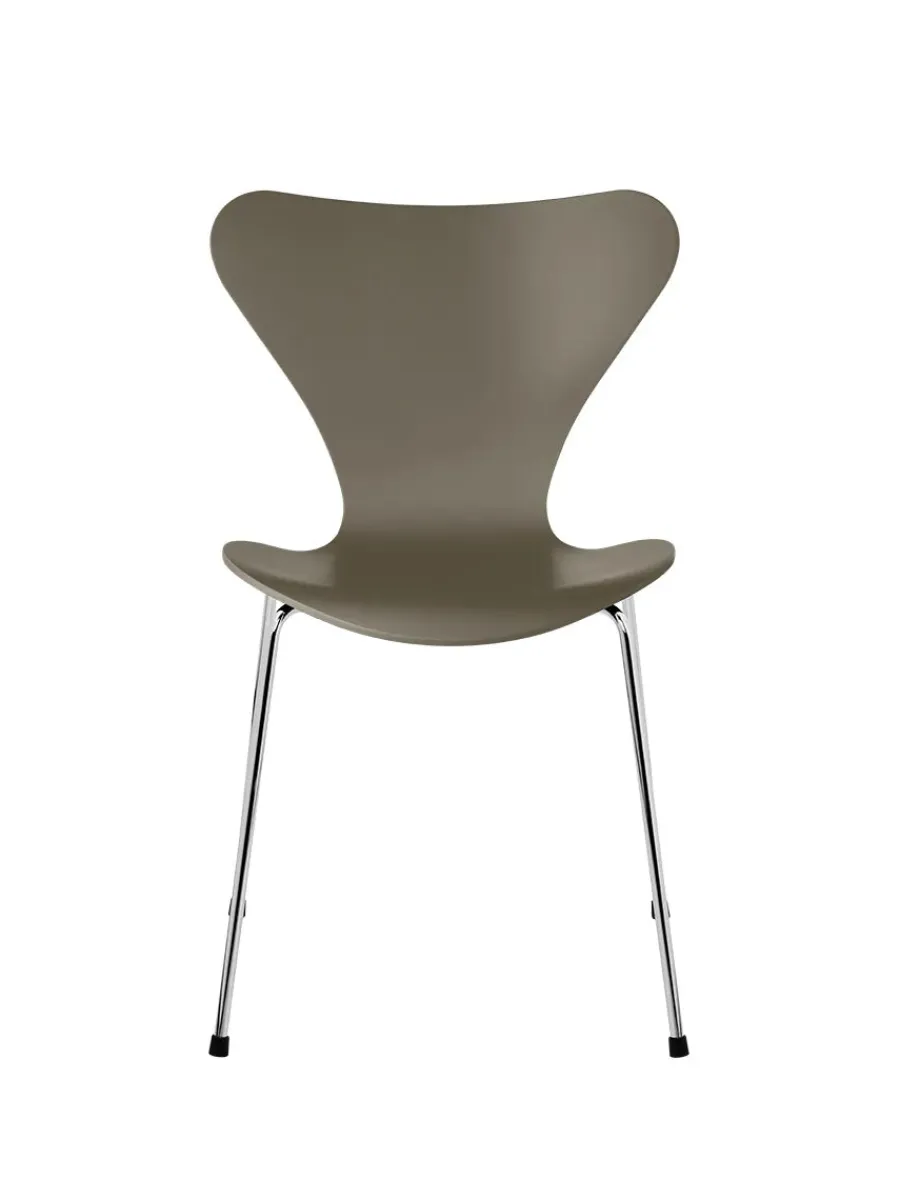 3107 Serie 7 stol lakeret af Arne Jacobsen<Fritz Hansen Online