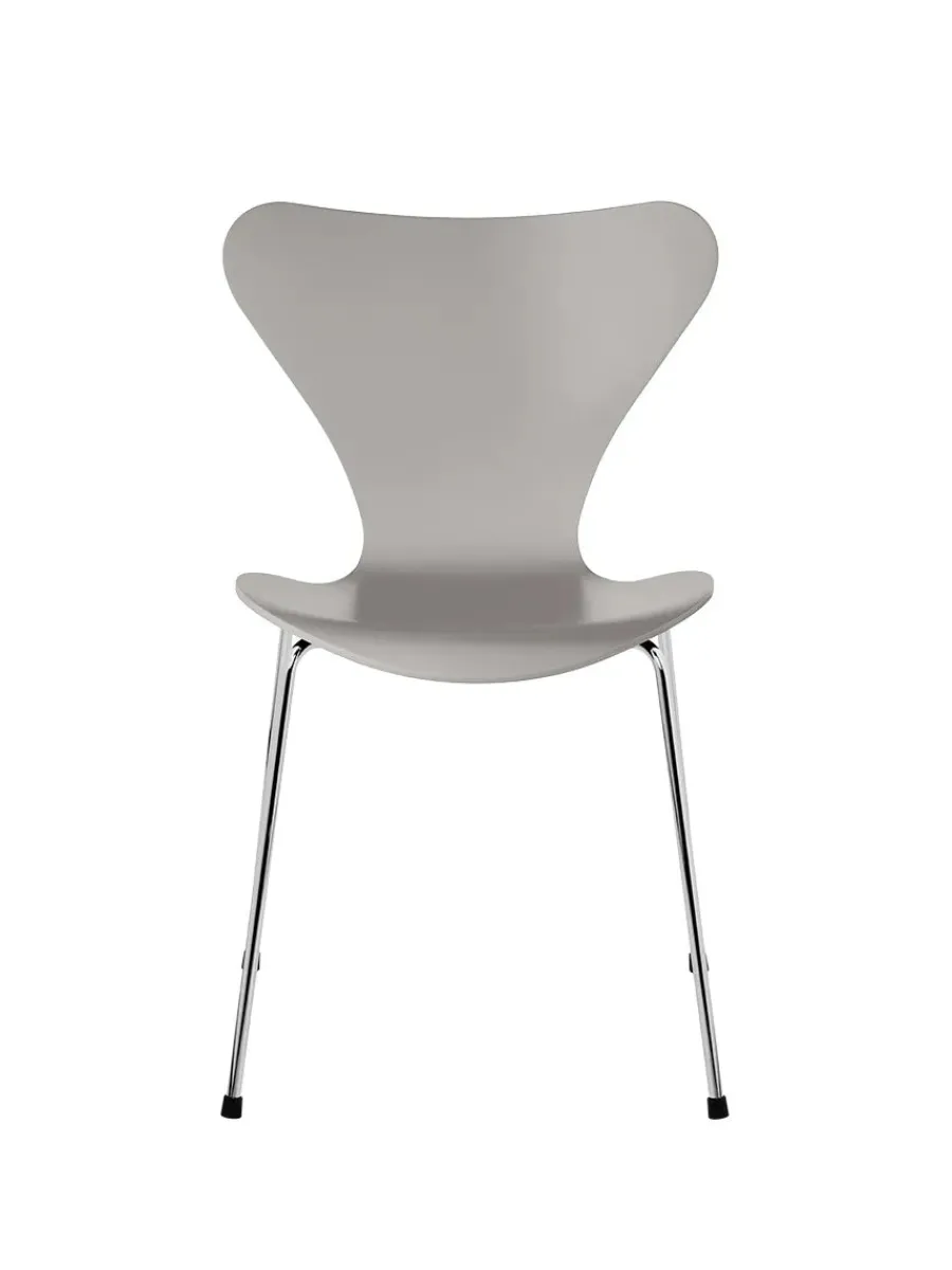 3107 Serie 7 stol lakeret af Arne Jacobsen<Fritz Hansen Online