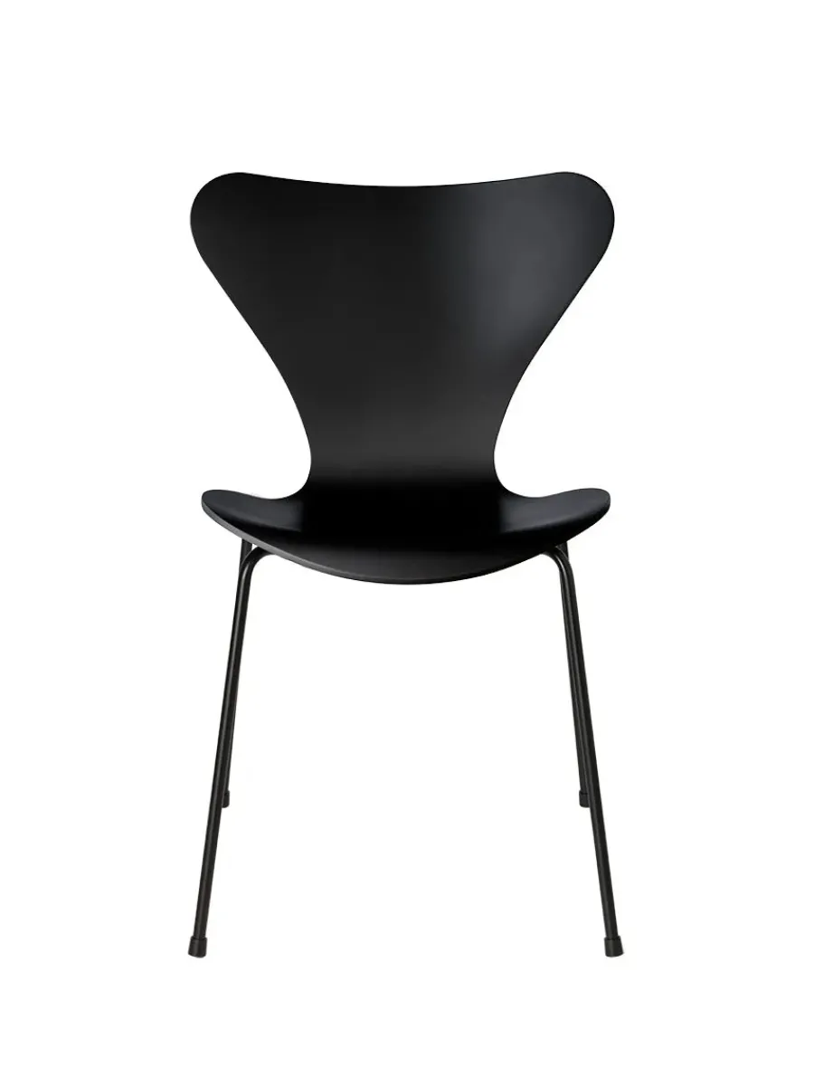3107 Serie 7 stol lakeret af Arne Jacobsen<Fritz Hansen Online