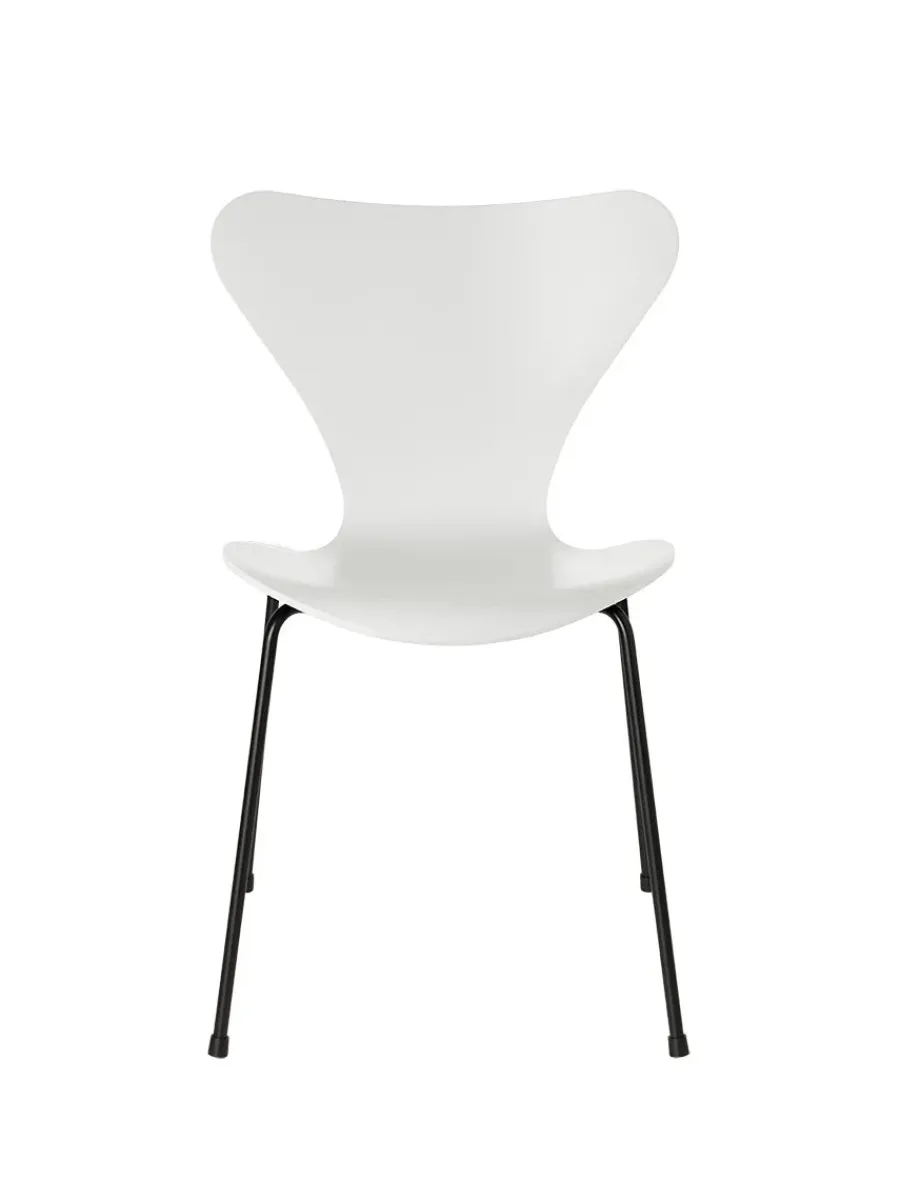 3107 Serie 7 stol lakeret af Arne Jacobsen<Fritz Hansen Online