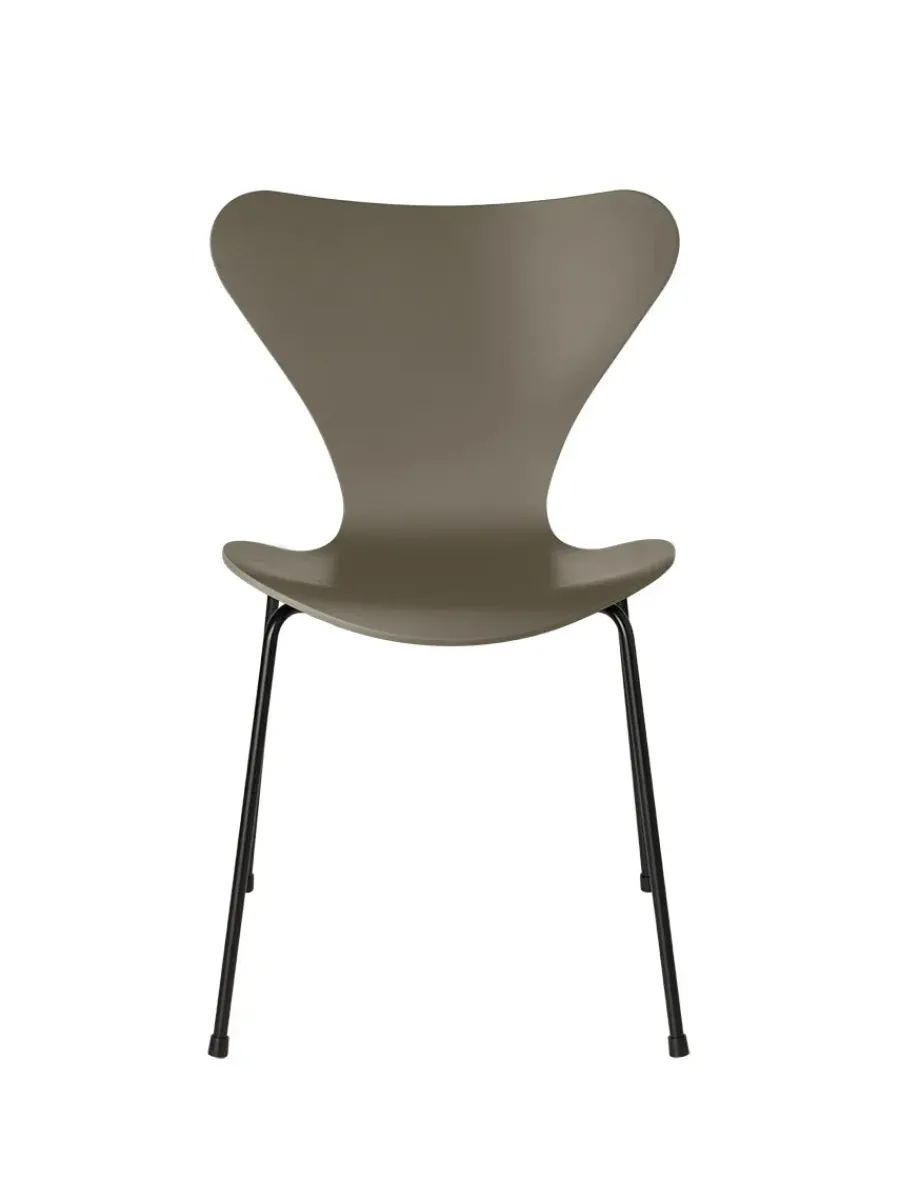 3107 Serie 7 stol lakeret af Arne Jacobsen<Fritz Hansen Online