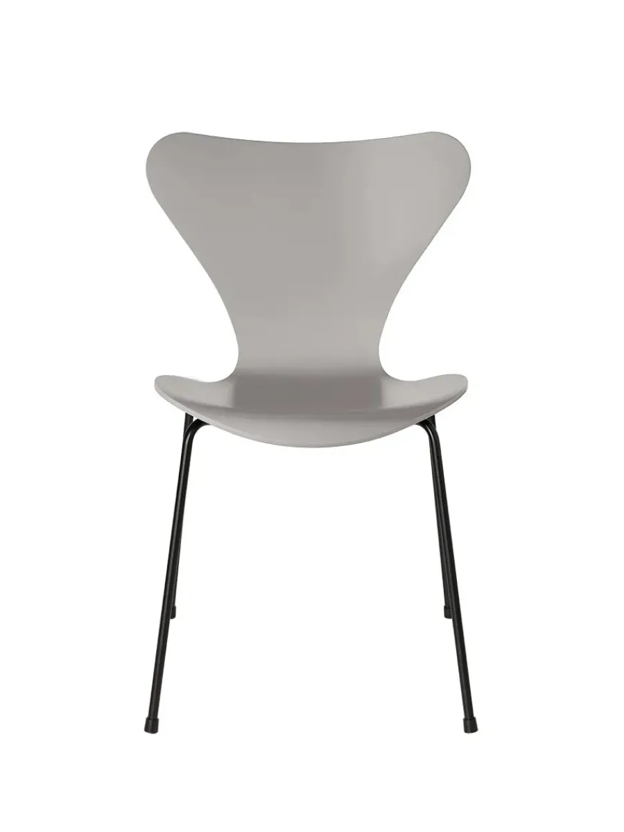 3107 Serie 7 stol lakeret af Arne Jacobsen<Fritz Hansen Online