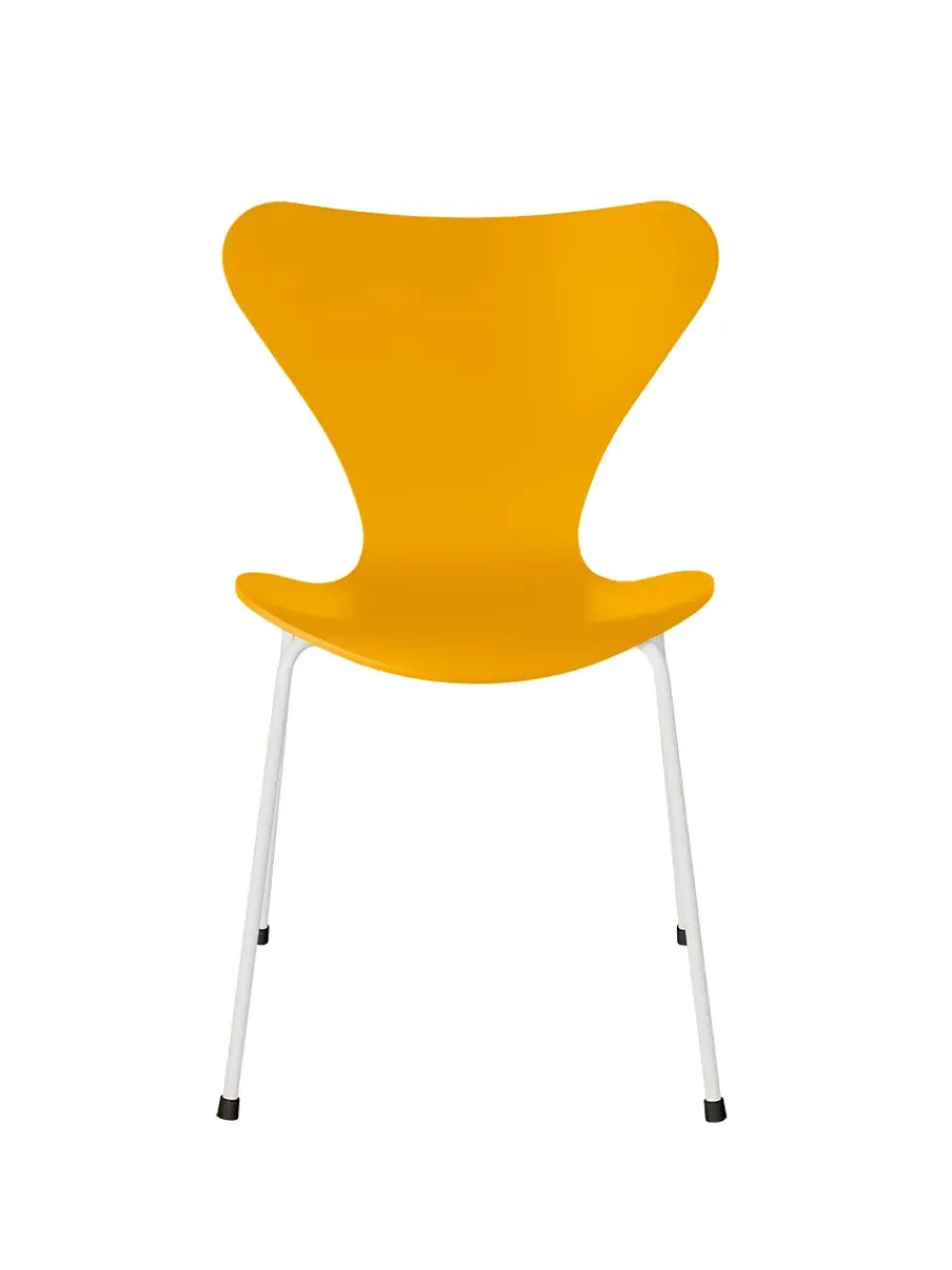3107 Serie 7 stol lakeret af Arne Jacobsen<Fritz Hansen Online