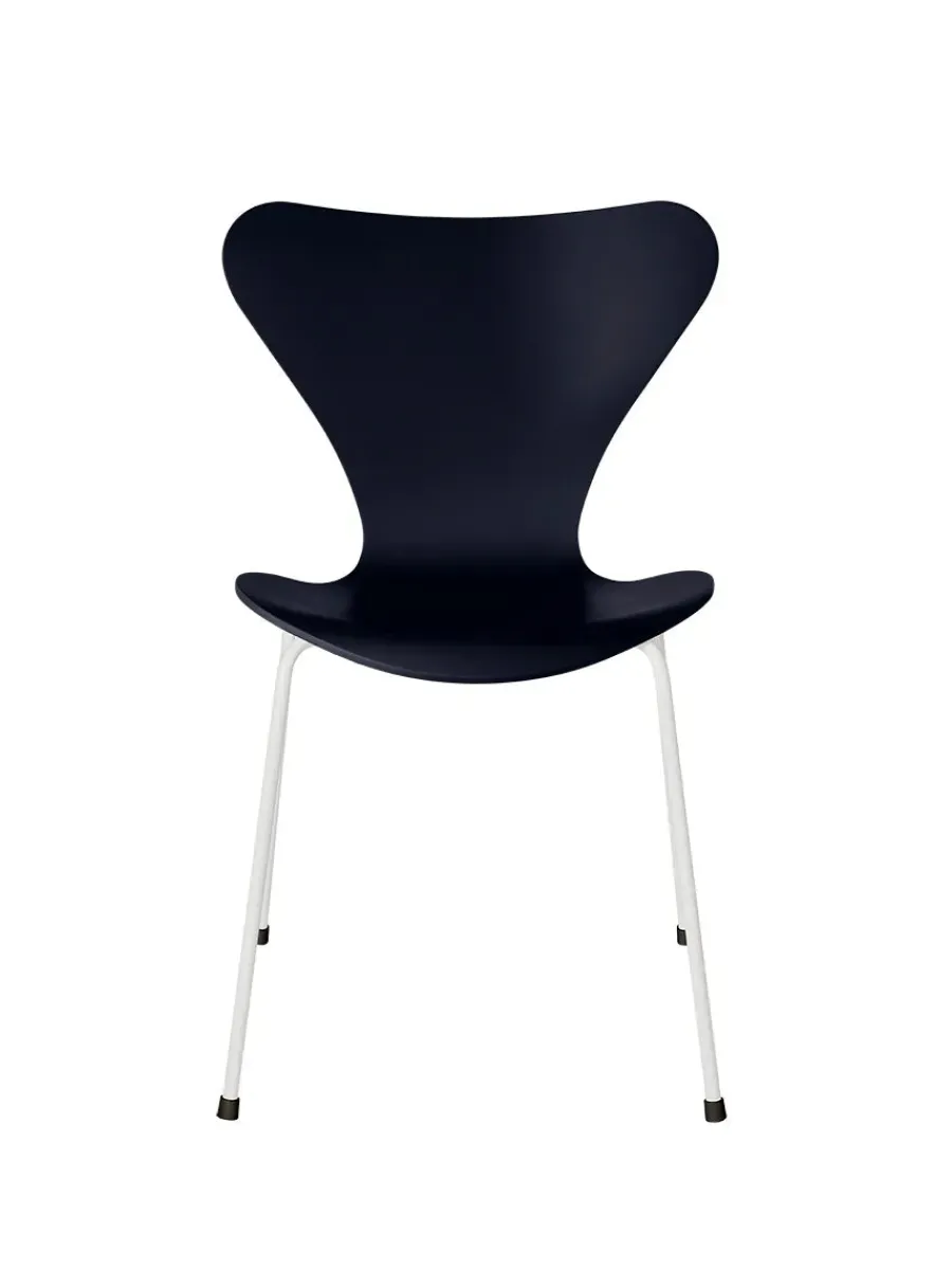 3107 Serie 7 stol lakeret af Arne Jacobsen<Fritz Hansen Online