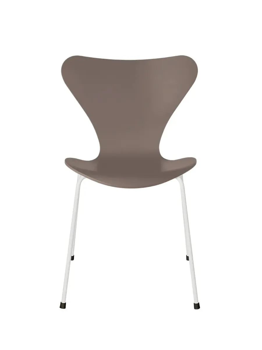 3107 Serie 7 stol lakeret af Arne Jacobsen<Fritz Hansen Online