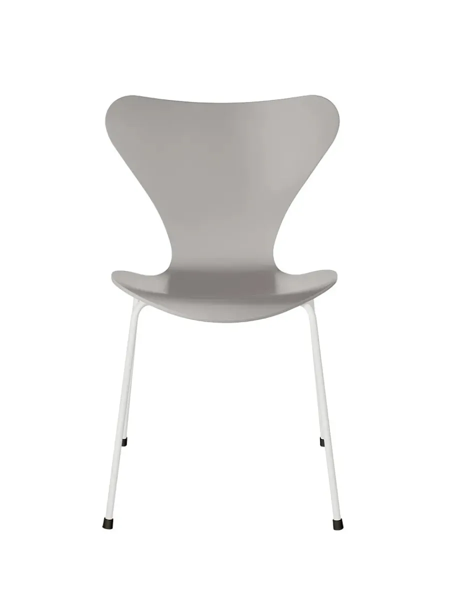 3107 Serie 7 stol lakeret af Arne Jacobsen<Fritz Hansen Online