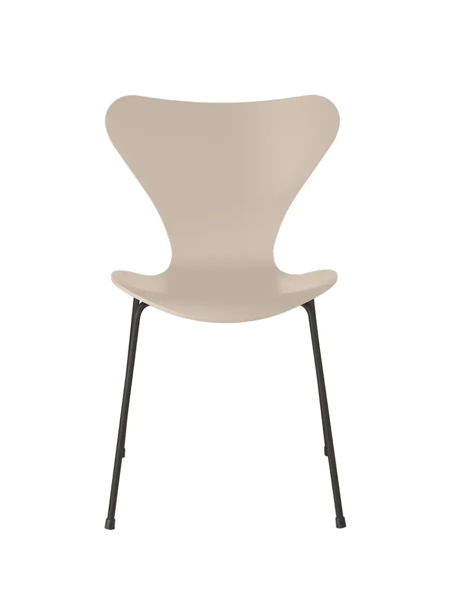 3107 Serie 7 stol lakeret af Arne Jacobsen<Fritz Hansen Online