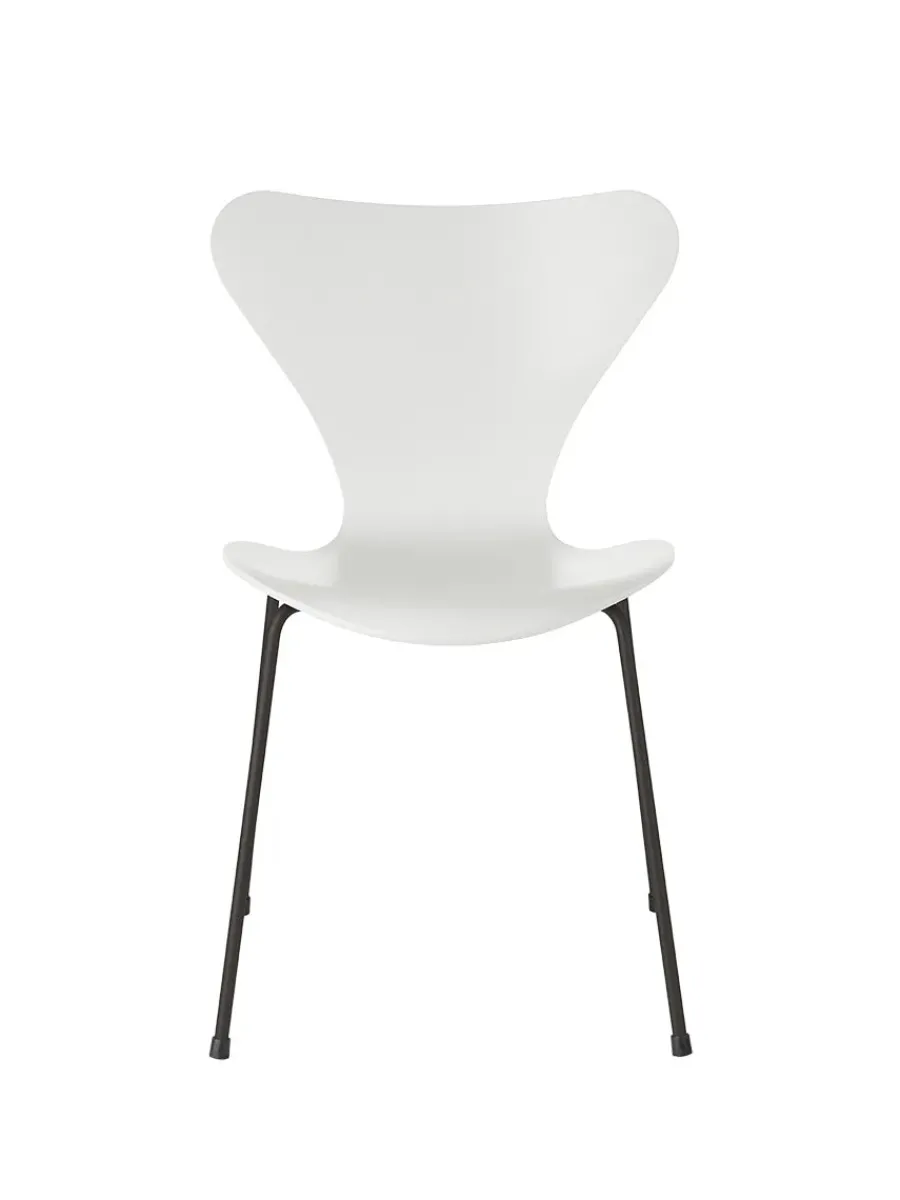 3107 Serie 7 stol lakeret af Arne Jacobsen<Fritz Hansen Online