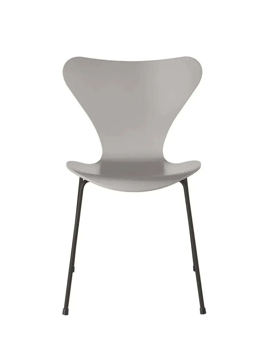 3107 Serie 7 stol lakeret af Arne Jacobsen<Fritz Hansen Online