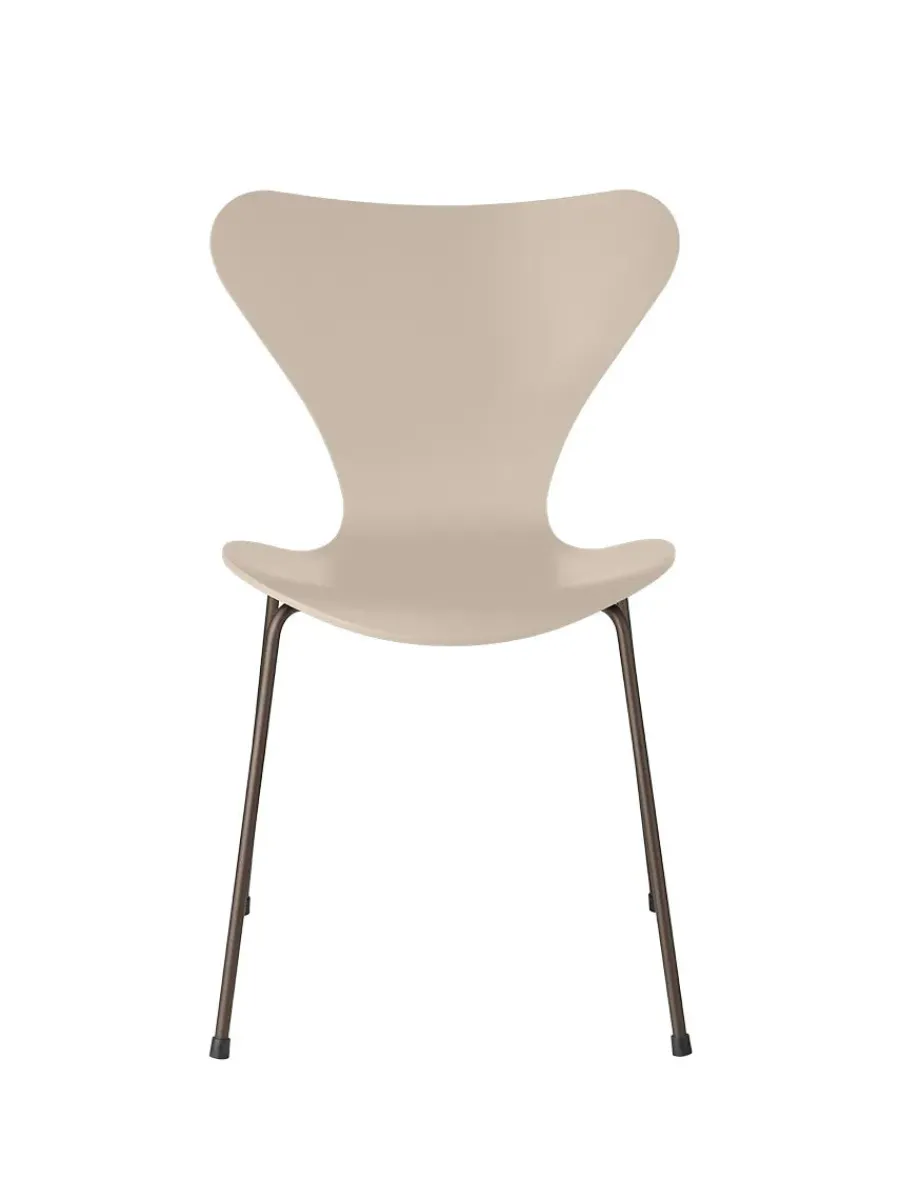 3107 Serie 7 stol lakeret af Arne Jacobsen<Fritz Hansen Online