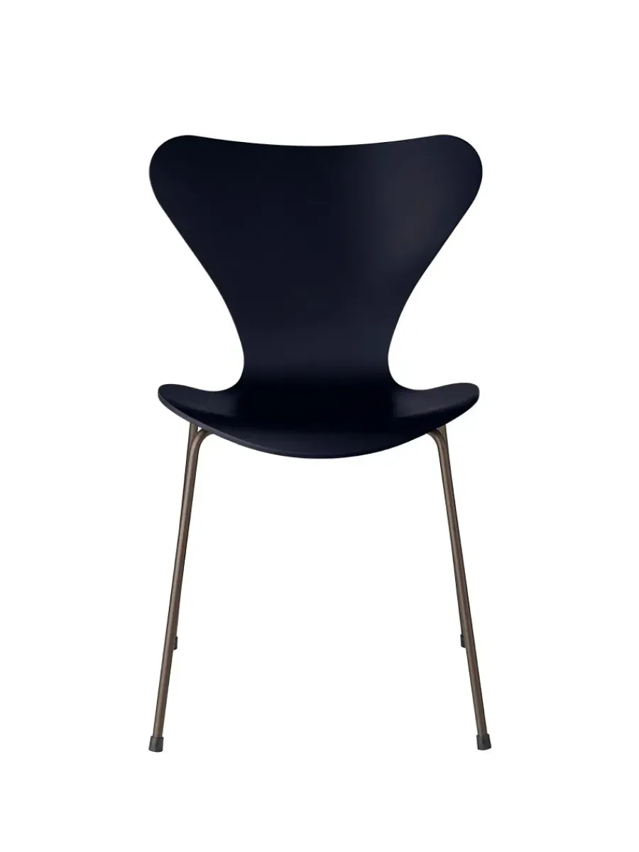 3107 Serie 7 stol lakeret af Arne Jacobsen<Fritz Hansen Online