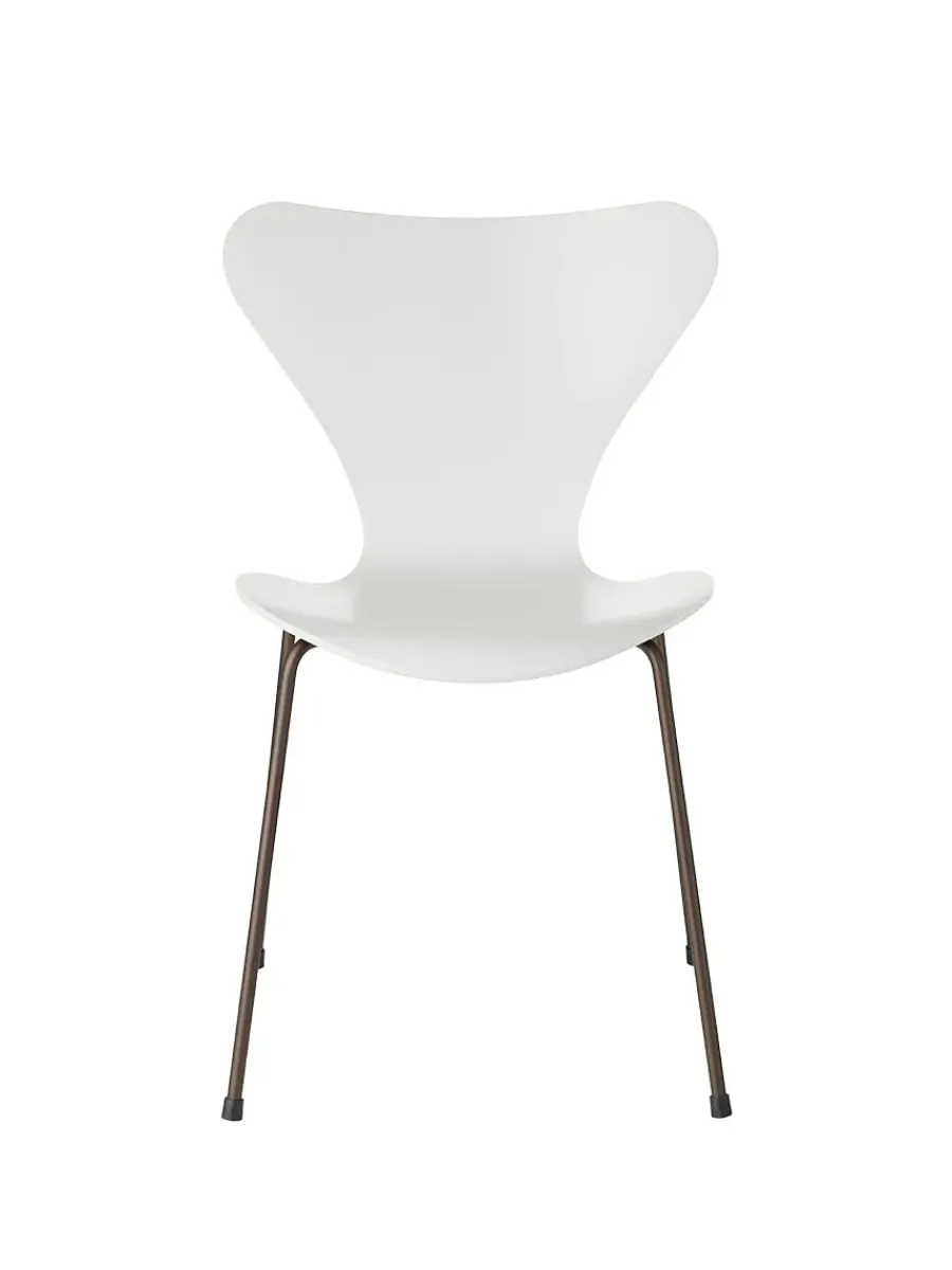 3107 Serie 7 stol lakeret af Arne Jacobsen<Fritz Hansen Online