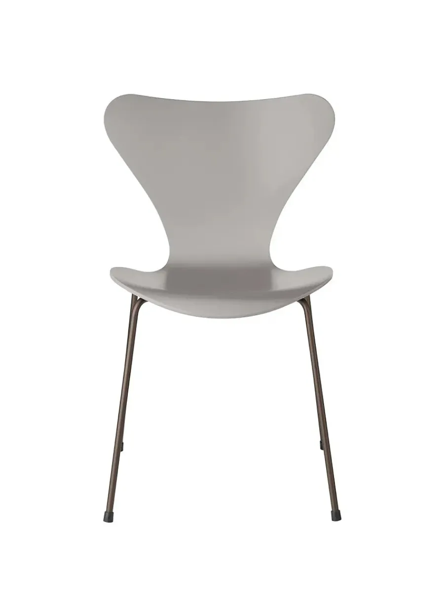 3107 Serie 7 stol lakeret af Arne Jacobsen<Fritz Hansen Online