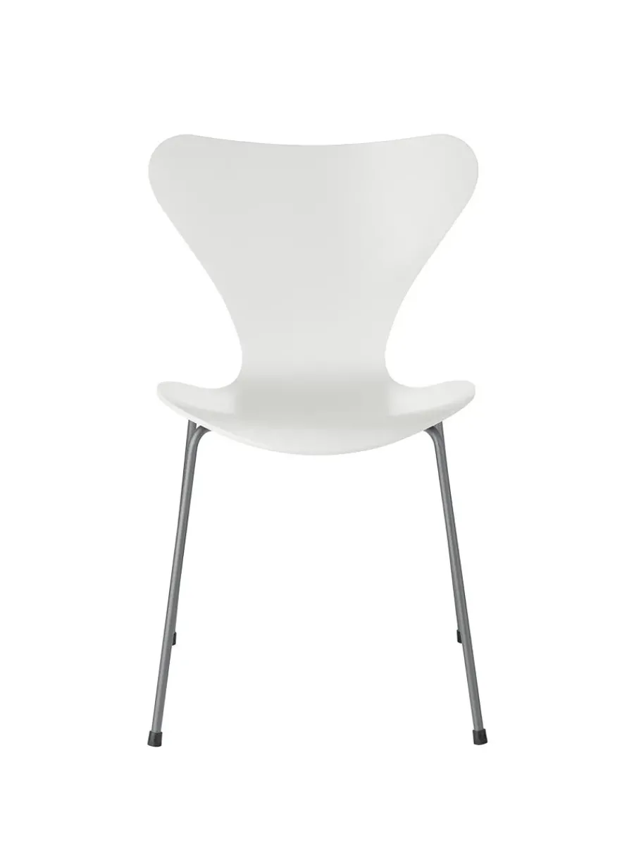 3107 Serie 7 stol lakeret af Arne Jacobsen<Fritz Hansen Online