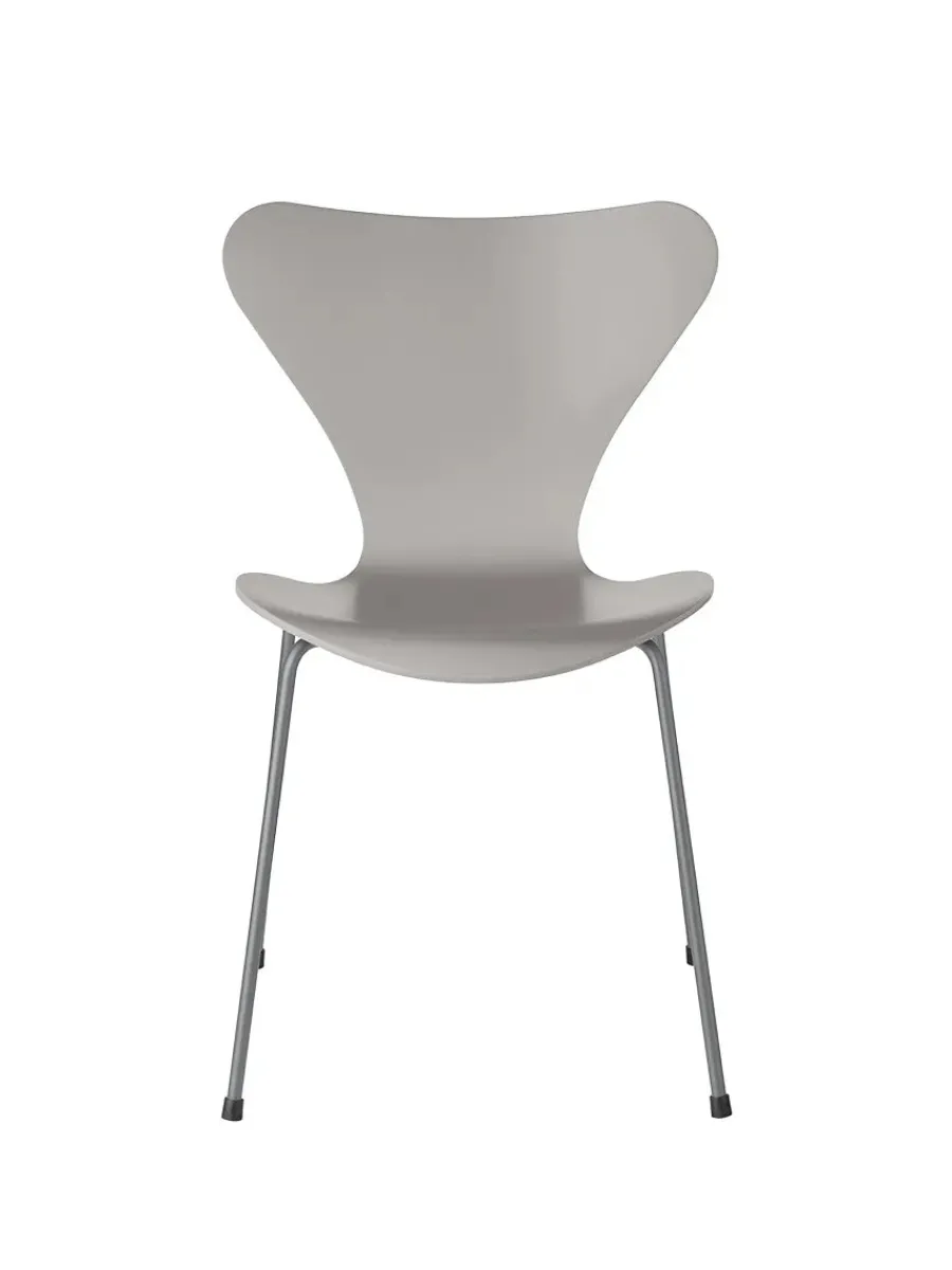 3107 Serie 7 stol lakeret af Arne Jacobsen<Fritz Hansen Online