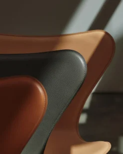 3107 Serie 7 stol, Tailored af Arne Jacobsen<Fritz Hansen New