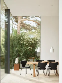 3107 stol, fuldpolstret Essential læder valnød/sort stel af Arne Jacobsen<Fritz Hansen