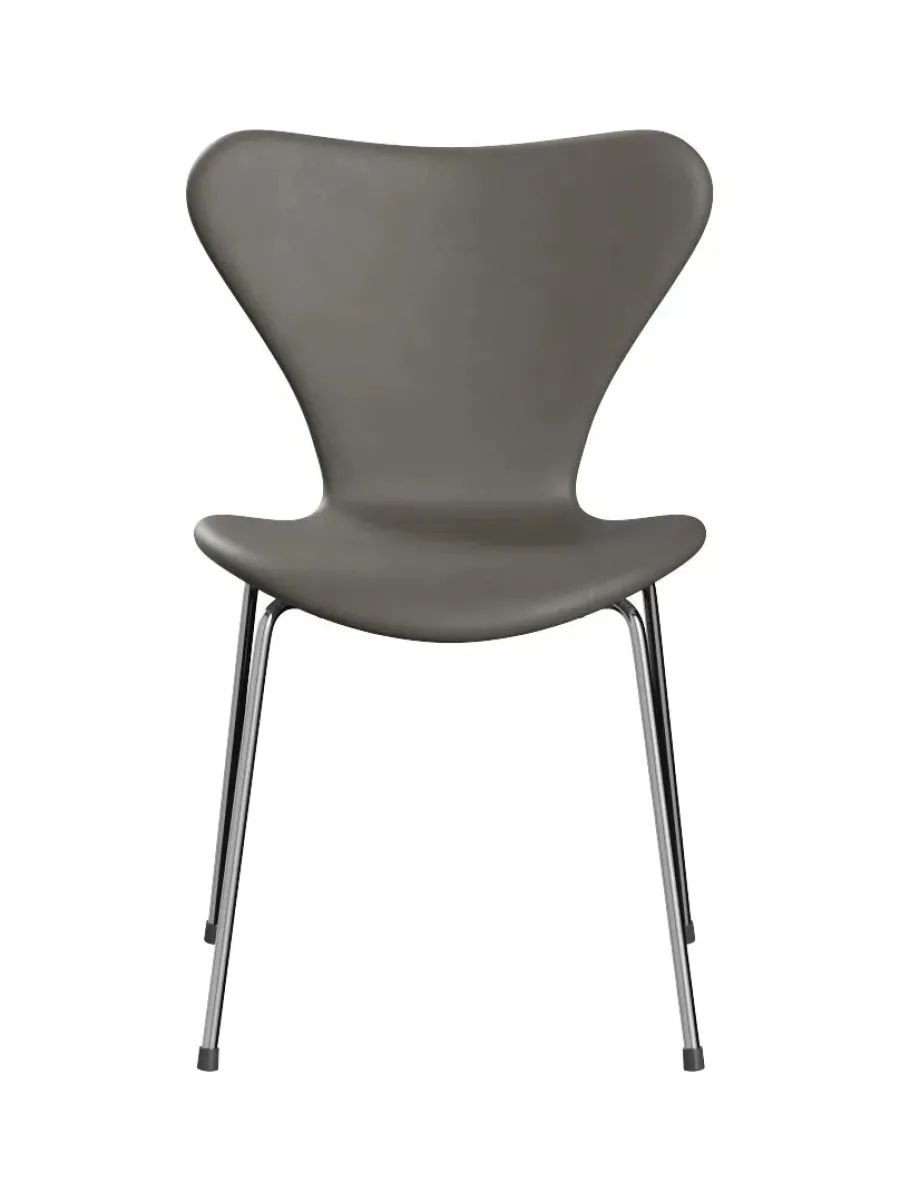 3107 stol, fuldpolstret Essential læder sort / krom stel af Arne Jacobsen<Fritz Hansen Best