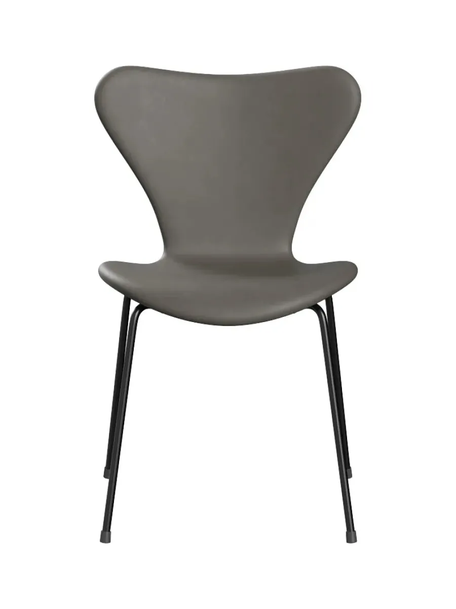 3107 stol, fuldpolstret Essential læder sort / krom stel af Arne Jacobsen<Fritz Hansen Best
