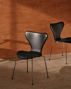 3107 Stol, fuldpolstret Essential læder valnød/brown bronze stel af Arne Jacobsen<Fritz Hansen