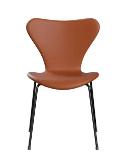 3107 stol, fuldpolstret Essential læder valnød/krom stel af Arne Jacobsen<Fritz Hansen Outlet