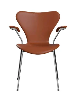 3207 stol m/armlæn, fuldpolstret Soft læder cognac/krom stel af Arne Jacobsen<Fritz Hansen