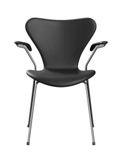 3207 stol m/armlæn, fuldpolstret Essential læder sort/krom stel af Arne Jacobsen<Fritz Hansen Clearance