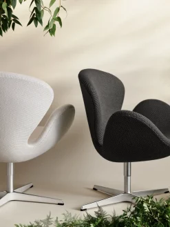 3320 Svanen i stof (prisgruppe 1) af Arne Jacobsen<Fritz Hansen Discount