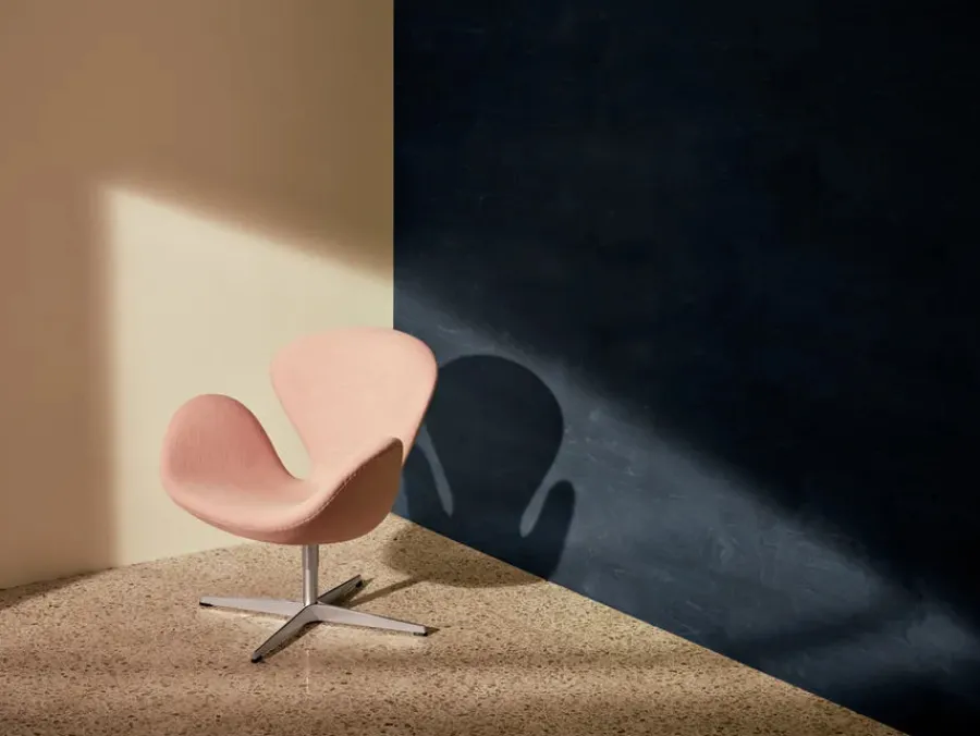 3320 Svanen i stof (prisgruppe 1) af Arne Jacobsen<Fritz Hansen Discount