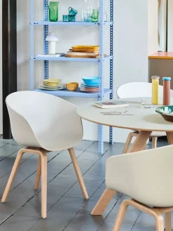 About a Chair AAC22 forsidepolstret, hvid skal fra<HAY Sale