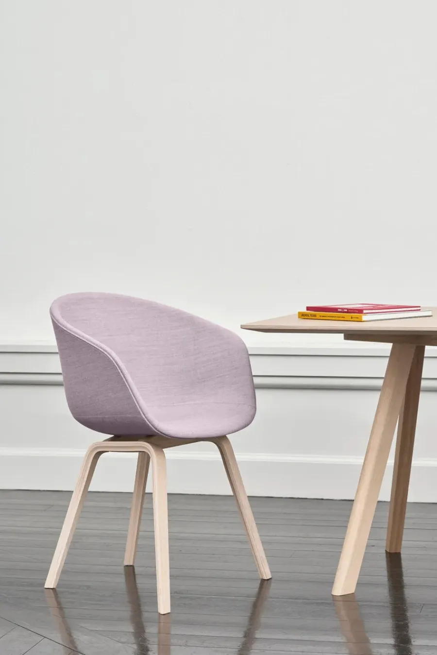 About a Chair AAC22 forsidepolstret, hvid skal fra<HAY Sale