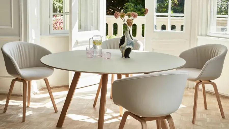 About a Chair AAC22 forsidepolstret, hvid skal fra<HAY Sale